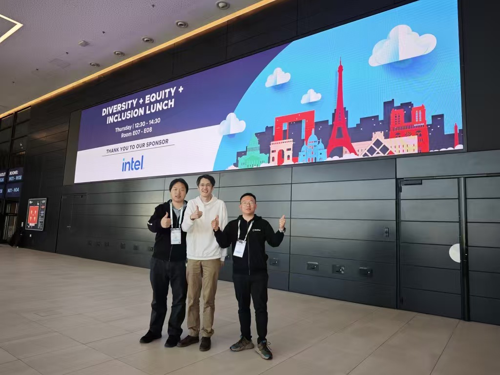 Xiao Zhang and Mengxuan Li at KubeCon France 2024