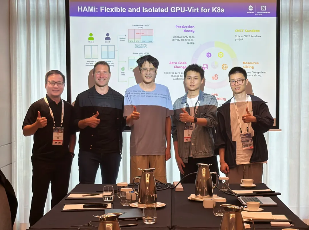 Li Mengxuan with the CNCF CTO at KubeCon Hong Kong 2025